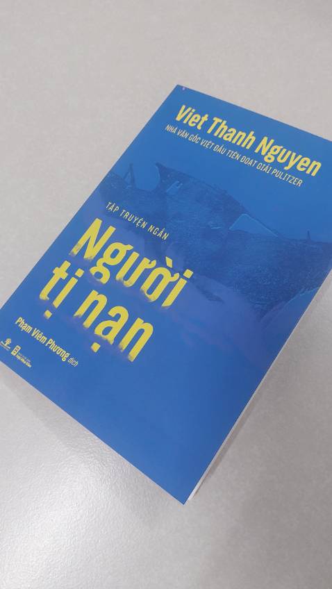 “Người tị nạn” không hẳn là câu chuyện riêng về người tị nạn dù ít nhiều yếu tố tị nạn được đề cập đến. Tác phẩm là các câu chuyện về những người Việt xa sứ hay những con người có ít nhiều gắn bó Việt Nam. Không đặc sặc trong văn phong kể chuyện, không phán xét các vấn đề có tính lịch sử  cũng không mưu cầu về đạo đức hay triết lý. “ Người tị nạn “ đơn giản là các câu chuyện cuộc sống quanh chúng ta được tác giả ghi chép lại bằng góc nhìn của một người tị nạn.