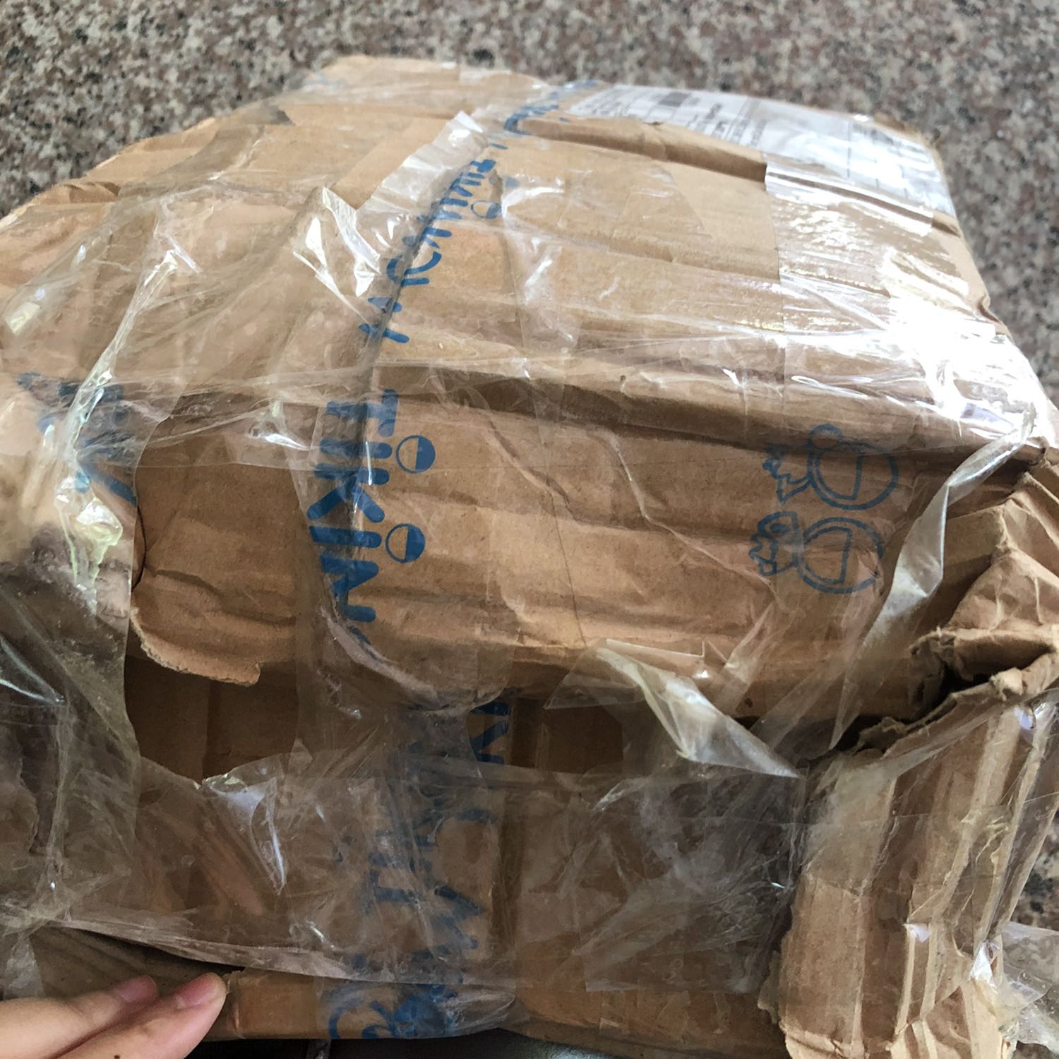 Thật sự đã chuẩn bị tinh thần nhưng vẫn k khỏi bị hẫng, tiki đóng gói vô cùng tệ hại, mà mua đâu có phải ít, kiện 10 quyển k book care quyển nào, k quấn lại với nhau cho cố định, sách thì bụi băm, xước sát như như sách cũ vậy, k hiểu hệ thống làm việc kiểu gì luôn