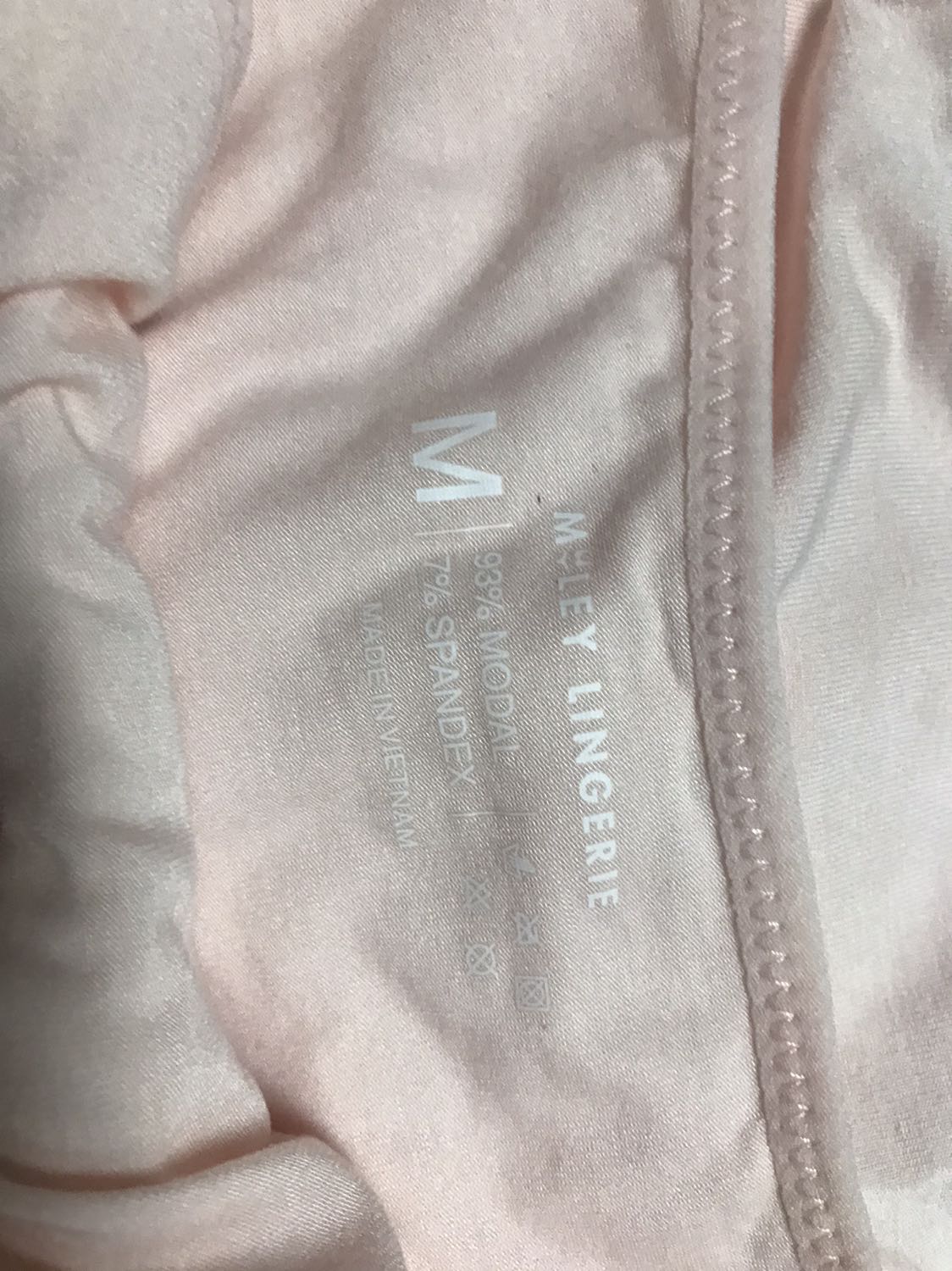 Set combo này mình mua từ lúc còn sale 199k tới giờ chắc cũng 2-3 set gì rồi. Vải thì mềm mịn, thoáng mát, mỏng vừa. Bây giờ thấy brand in size lên quần luôn, tiện, khỏi sợ nhầm size. Tiếc là màu trắng nhiều quá, tận 4 chiếc lận. Săn sale nên giá okie. Được tặng thêm 1 chiếc quần nữa ạ. Thanks shop nhiều ❤️