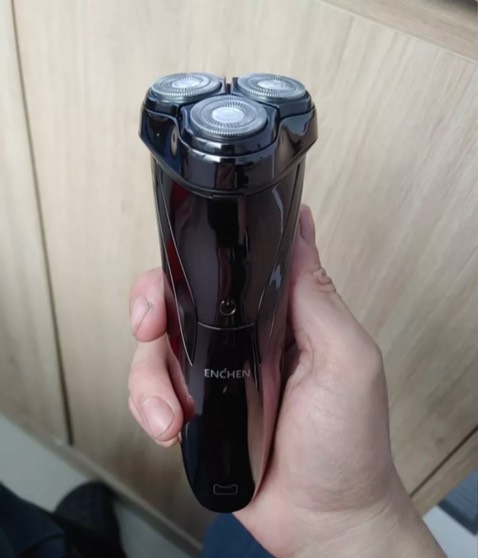 Máy ok la luôn, mẫu mã đẹp, cạo không sợ bị đứt gì luôn, còn có thêm dao cạo phía sao máy, trường hợp râu quá cứng thì mình sẽ cạo lại 1 lần nữa vs dao cao phía sau này hoặc cạo được ở vùng khác.. siêu thích..hi
