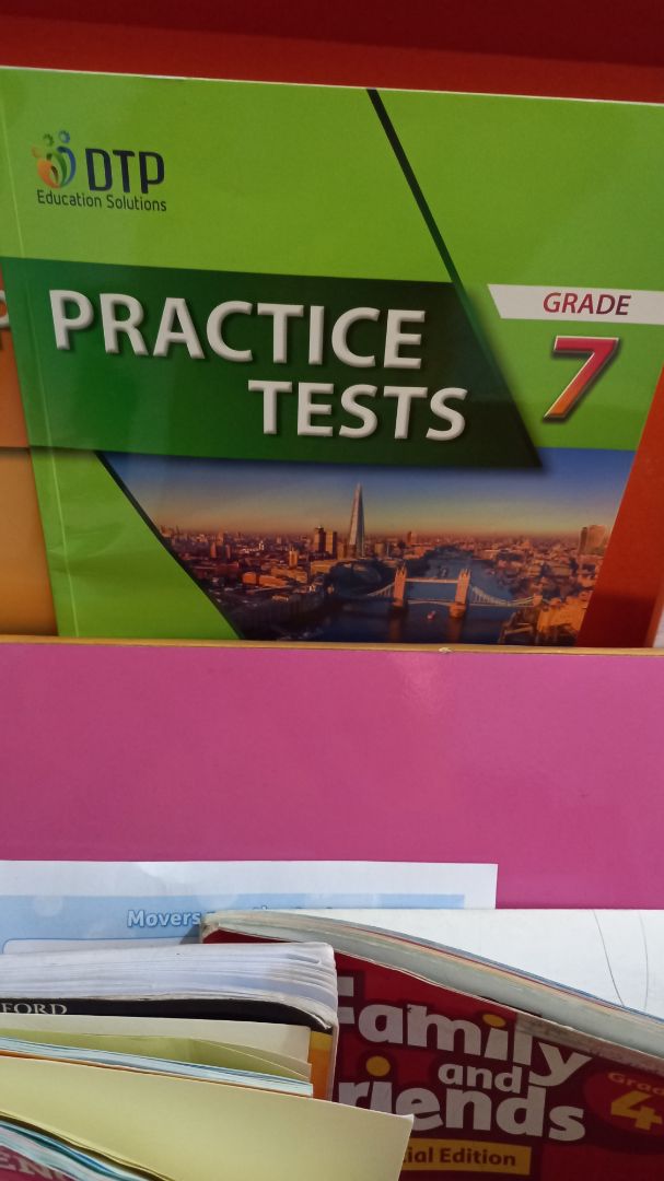 nội dung sách đầy đủ các kỹ năng sử dụng từ vựng, ngữ pháp, nghe, nói, đọc, viết. sách in màu hấp dẫn. mình mua cho con học kèm với sách Smart world 7.
