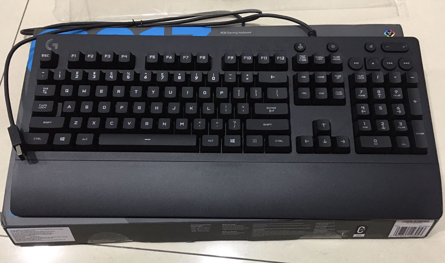 Hàng chính hãng, còn nguyên seal. Dây cáp không có bọc dù. Dịch vụ giao hàng của Tiki giao nhanh, sớm hơn dự kiến. 👍