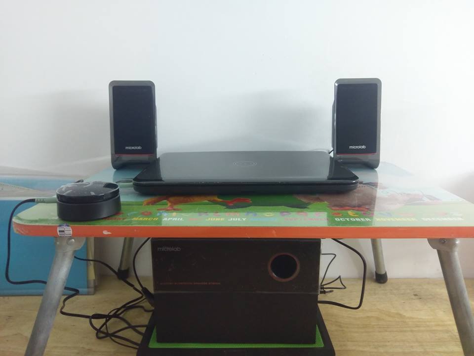 Lần đầu tiên mua loa với giá tiền 1 triệu. Do tuần trước cũng đặt loa microlab nhưng do thời tiết giao trễ hơn cả tuần nên quyết định đổi sang mua loa M-200BT này. 
Ấn tượng đầu thì loa khá đẹp kích thước cũng tương đối. Loa bass khá nặng.
Bass: chất và ấm, nghe mọi loại nhạc theo cảm nhận riêng mình là hay, trong trẻo. Đặt biệt nghe edm, acoustic. 
Treble: cũng khá tốt. Nói chung là phê.
Bluetooth: kết nối tốt, nhưng đa phần nghe bluetooth dễ gây chập chờn âm thanh.