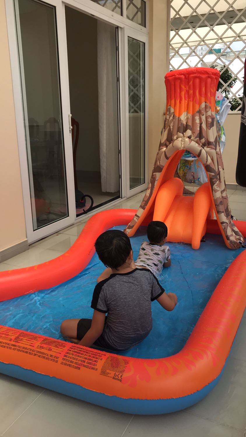 Màu sắc đẹp. Hồ rộng nằm chơi hay ngồi chơi đồ chơi nước các bé rất thích. Có cầu tuột phao để vận động chơi đùa nữa. Cầu tuột phao con mình tháo rời làm mô tô nước rất vui, 2 anh em cùng  ngồi mà vẫn nổi.