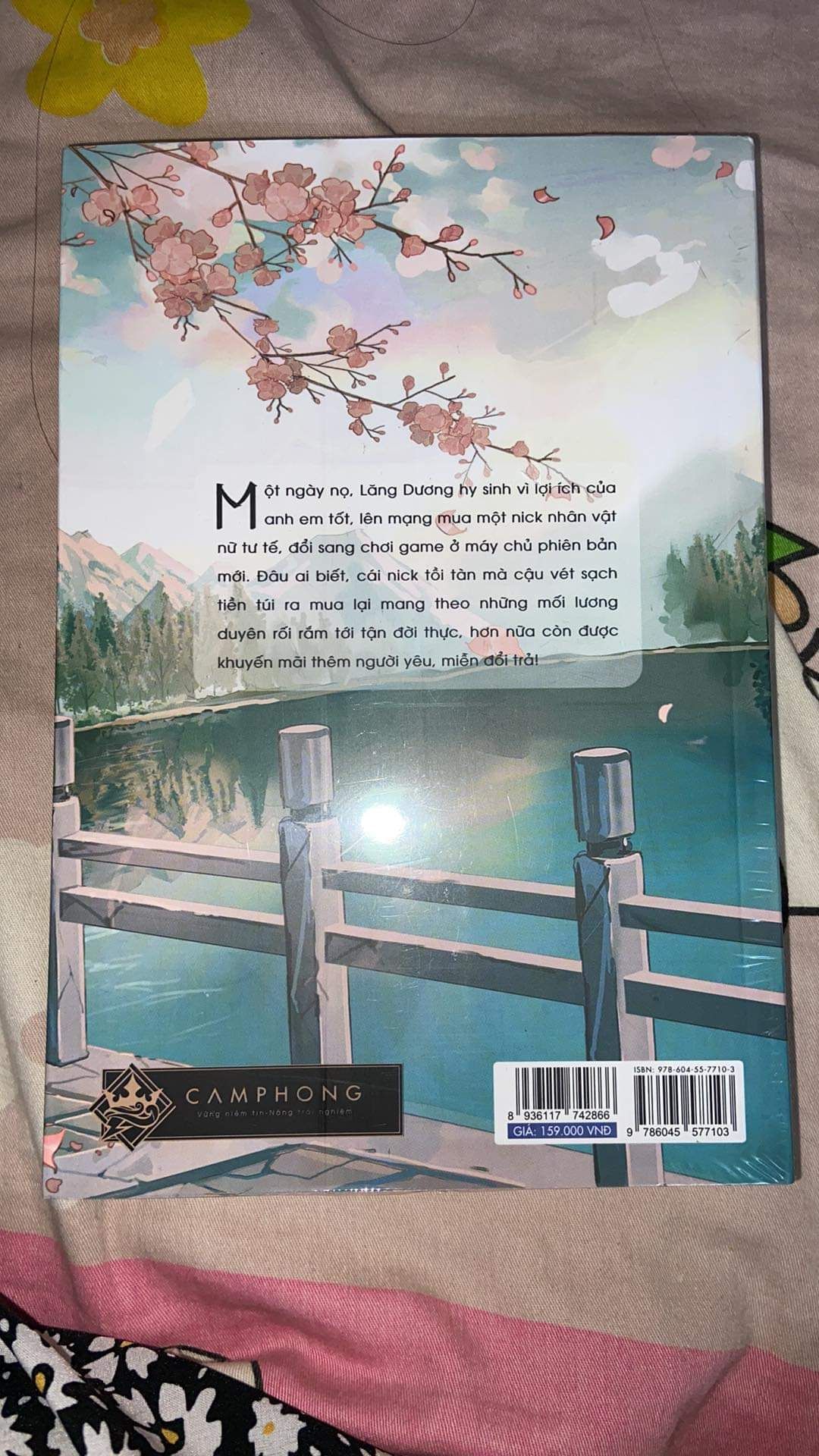 giao nhanh và đc freeship do mua trên 149k, gói hàng rất kỹ có bao và giấy còn mới, có bookcard mặc dù lúc nhận hàng hộp hơi móp mà lúc khui thì thấy ko bị tổn hại gì nhiều nên không sao chỉ mong mốt mấy anh shipper nhẹ tay chút ạ😥. còn về nội dung thì mọi người có thể tham khảo review hay tùy theo gu mà chọn lựa nhen.