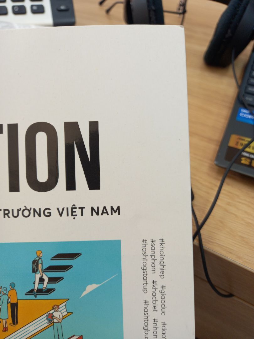Mình rất thất vọng về lần đặt sách này. Sách không được bao bọc chống va đập, gáy sách và góc bìa đều bị hư. Mình cảm thấy không được tôn trọng. Mình mong có thể được đổi sách và chuyên nghiệp hơn.