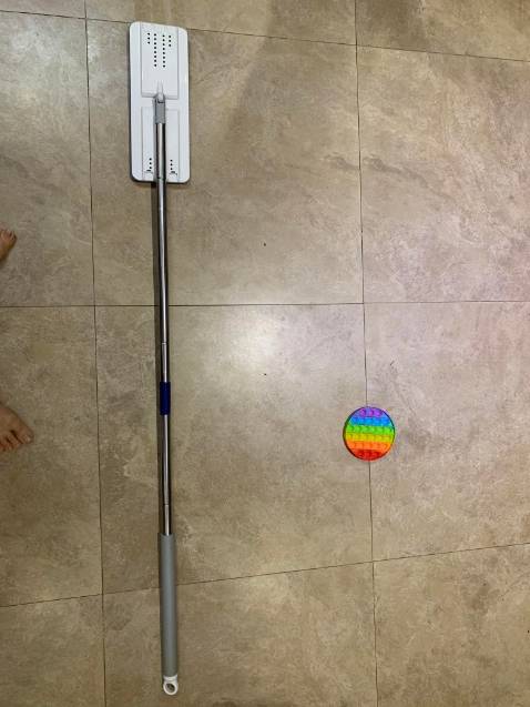 Thùng vắt trông xinh xắn, nhựa đẹp ra phết. Rẻ lau dầy hơn các loại khác mình mua, nên khá ăn được bẩn, bụi, bác nào ấn được gậy càng mạnh nhà càng sạch. Như em cầm cây gậy lau nhà này vừa tầm tay, ấn vừa phải là cũng lau được nhà khá ổn rồi.