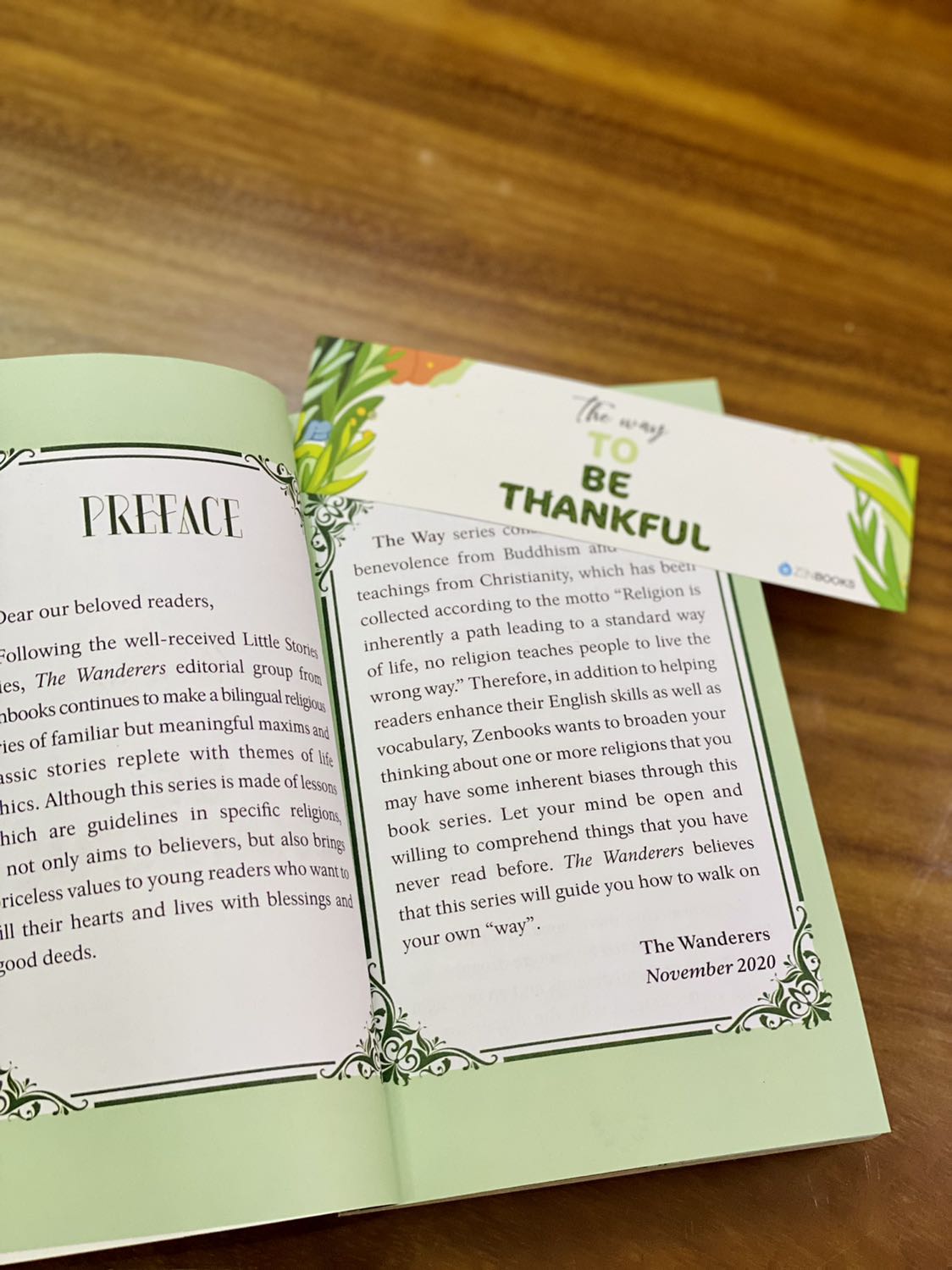 - Fahasa giao hàng chậm hơn dự kiến 1 ngày, giao ngoài giờ hành chính (khá trễ) và shipper có thái độ không tốt nên mình không hài lòng cho lắm. Thùng hàng được đóng gói chắc chắn, đính kèm hoá đơn đầy đủ. Đơn này mình đặt 3 quyển, tất cả đều được bọc chống sốc, 2/3 quyển được bọc màng co. 
- Sách khổ nhỏ, bìa mềm, chất lượng giấy tốt, in màu toàn bộ, ảnh minh họa đẹp xuất sắc và được tặng kèm 1 bookmark như ảnh. Nội dung sách là những bài học ý nghĩa trong cuộc sống từ Phật giáo và Thiên chúa giáo được trình bày song ngữ, phần đầu là tiếng Anh, phần sau là tiếng Việt. Sách giúp mình vừa rèn luyện đạo đức vừa trao dồi thêm vốn từ vựng tiếng Anh nên bản thân mình rất hài lòng ??