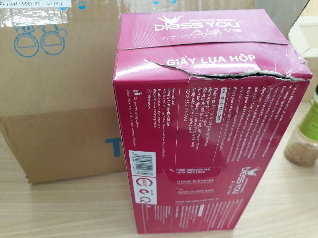 Mới nhận hàng xong khua ra mà hộp thì rách 1 đoạn lớn, hộp thì méo mấy chỗ . Thất vọng