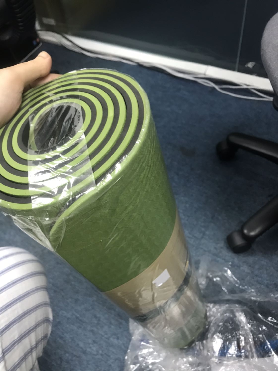 Ship nhanh, mình đặt loại 8mm, thảm êm lắm, hơi mùi cao su chút thôi. Shop còn có thư cảm ơn, name card, hàng công ty nên cảm thấy yên tâm. Cám ơn shop nhé! Mùa dịch tranh thủ tập giảm eo