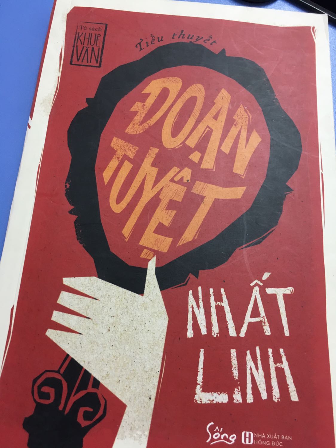 Mình cho 2 sao là cho dịch vụ vận chuyển và lưu trữ của tiki. Cuốn sách đến tay mình mà nhìn như sách cũ vậy ? đưa cho 2 đứa bạn xem ai cũng gật đầu bảo tưởng sách cũ. 

Bìa sách xước rất nhiều. Sách bám nhiều bụi và vết bẩn. Mép sách bị méo. Nói chung là nhận xong không hề vui cho nổi. Nhưng may là bên trong vẫn đọc được.

Về phần sách thì chất giấy khá tốt. Bìa trang trí đẹp. Không kèm bookmark. Cá nhân mình thấy khổ giấy hơi to và chữ bên trong thì ít quá nên nhìn tổng thể trình bày hơi kì cục.