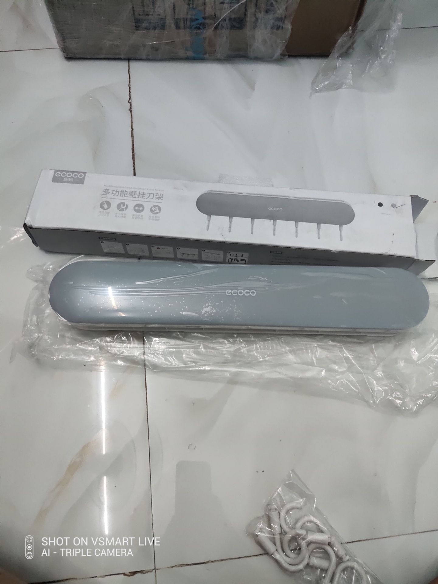 Nồi đẹp xịn xò, mình mua lúc giảm giá nên giá thấp mà lại tốt. Chỉ có quyển hướng dẫn sử dụng và hướng dẫn nấu ăn toàn tiếng Hồng Kông không có tiếng việt nên phải mày mò trên mạng coi cách sử dụng. Chấu nồi là loại 3 chấu nên cần có phích cắm 3 chấu. Mình đang cắt vài lát chanh để khử mùi cho nồi, chuẩn bị làm món gà nướng.