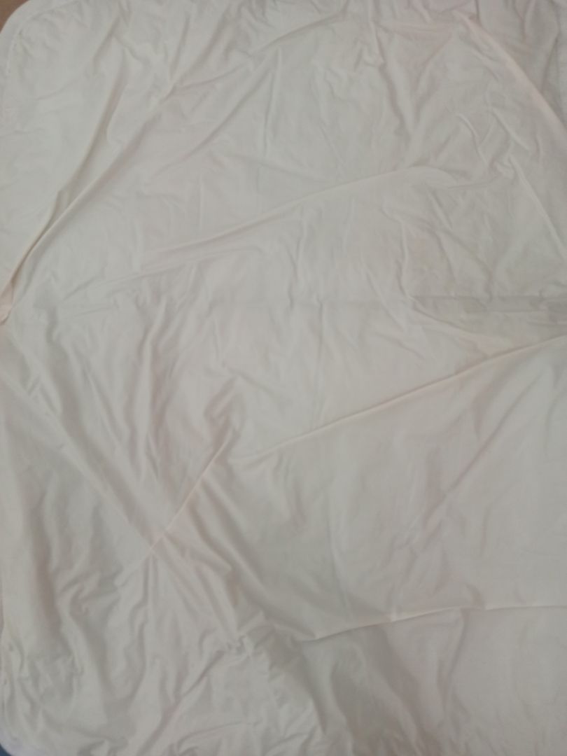 Tấm lót giặt mới 2 lần là đã bị thấm rồi. Bề mặt trước cũng bị cứng sau lần giặt đầu tiên. Nhận tấm lót về trải ra thấy không được to như hình, mới dùng mà thấy không hài lòng rồi. Bé nằm nóng lưng, bé tè nước tràn qua mép rồi thấm xuống, phải xê dịch sát trong thì không sao. Nhưng giờ giặt xong thì bé tè phát thấm xuống dưới luôn, phải cực công giặt nệm nữa. Buồn hết sức.