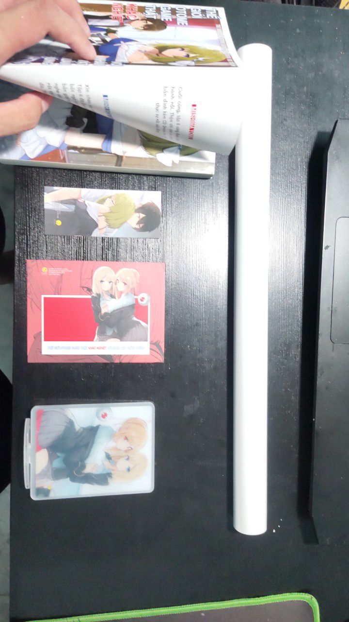 Sách được đóng gói rất kĩ ( như xác ướp), giao nhanh, đủ quà :3