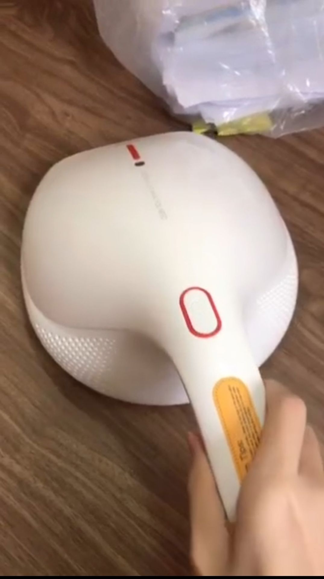 - Ưu điểm : hút mạnh,nhanh sạch,sợi dây điện khá dài, tiện lợi nè. Dễ vệ sinh,đầu lọc máu giá bình dân.
- Nhược điểm : Hơi to,nặng.
- Shop phục vụ nhiệt tình,đóng gói tốt,có bảo hành và hướng dẫn sử dụng đầy đủ.
- Các bạn được tặng kèm 1 cây cọ để vệ sinh đầu lọc nhé