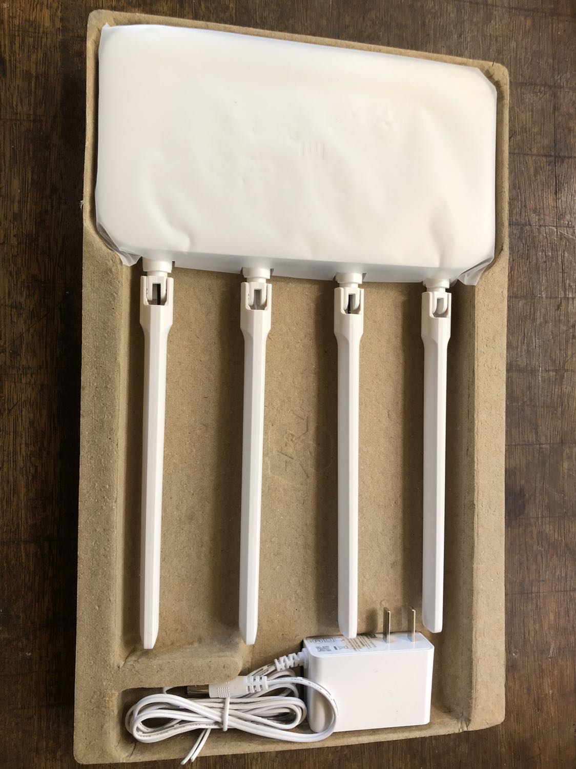 Tốt trong tầm giá với Dualband 2.4gHz+5gHz, mình dùng làm repeater cách cục chính tầm 50m, có app MiWifi cho cả iOS và Android quản lí, cài đặt tiện lợi. trên app có tiếng anh còn nếu set trên web máy tính thì chỉ hiện tiếng trung nhưng có thể tự động dịch qua trình duyệt chrome