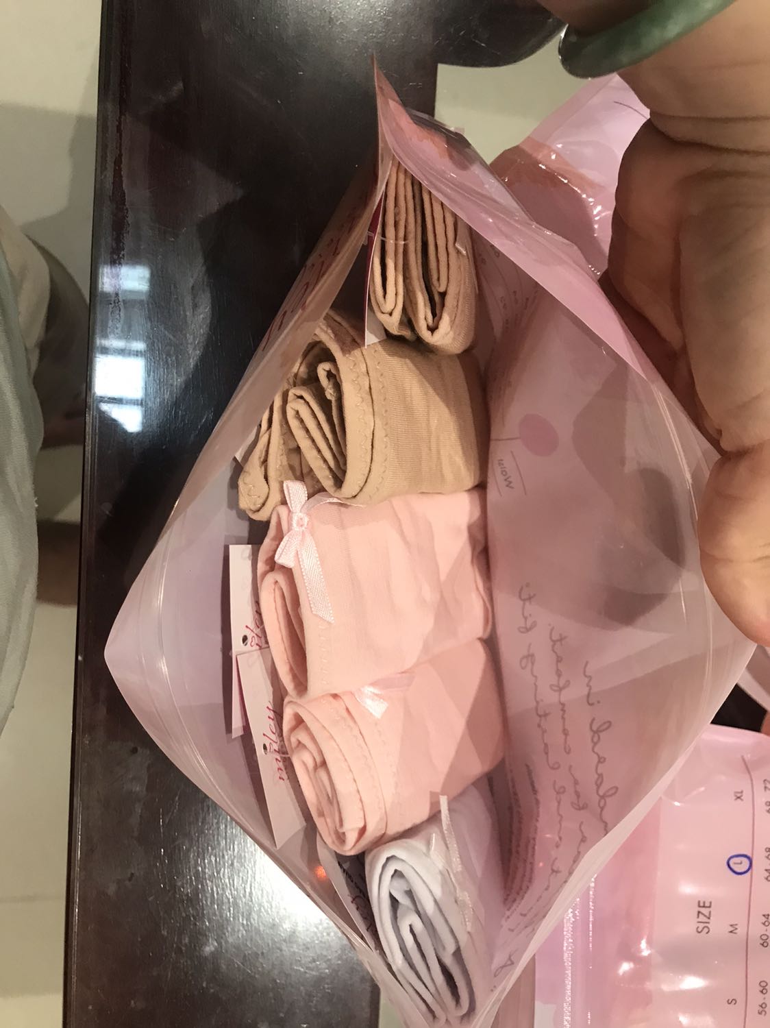 Đóng gói đẹp sản phẩm chỉn chu. Vải mềm mịn mặc thích. Đã mua lại rất nhiều lần, năm nào cũng mua. Giá sales phải chăng nhưng ko có quần màu đen như mấy lần trước.