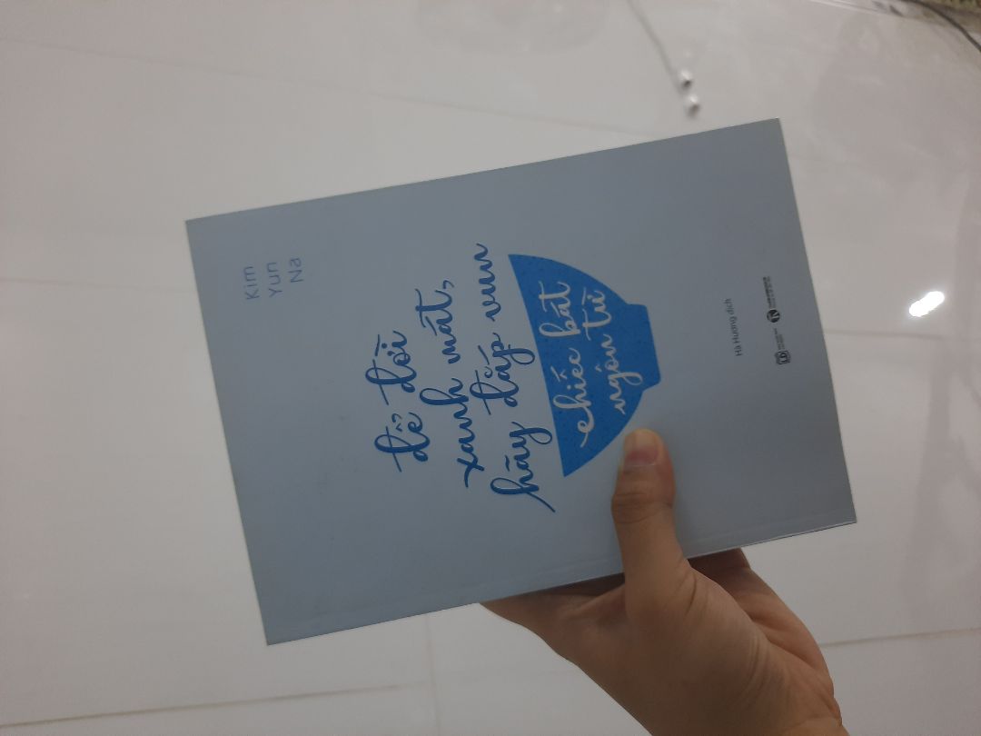 mình đi nhà sách thấy cuốn này có vẻ hay ho, đọc thử 1 chương liền ưng cái bụg quá chừng, thế là lên TIKI đặt, vì rẻ hơn á. tuy vậy trên sách dính dấu vân tay đen với hơi dơ bên ngoài môt chút. TIKI lưu ý kĩ với mấy bạn soạn hàng nha. hoặc nên có một bộ phận chỉ soạn mỗi sách, để tránh dính bụi bẩn đen từ tay. cảm ơn tiki