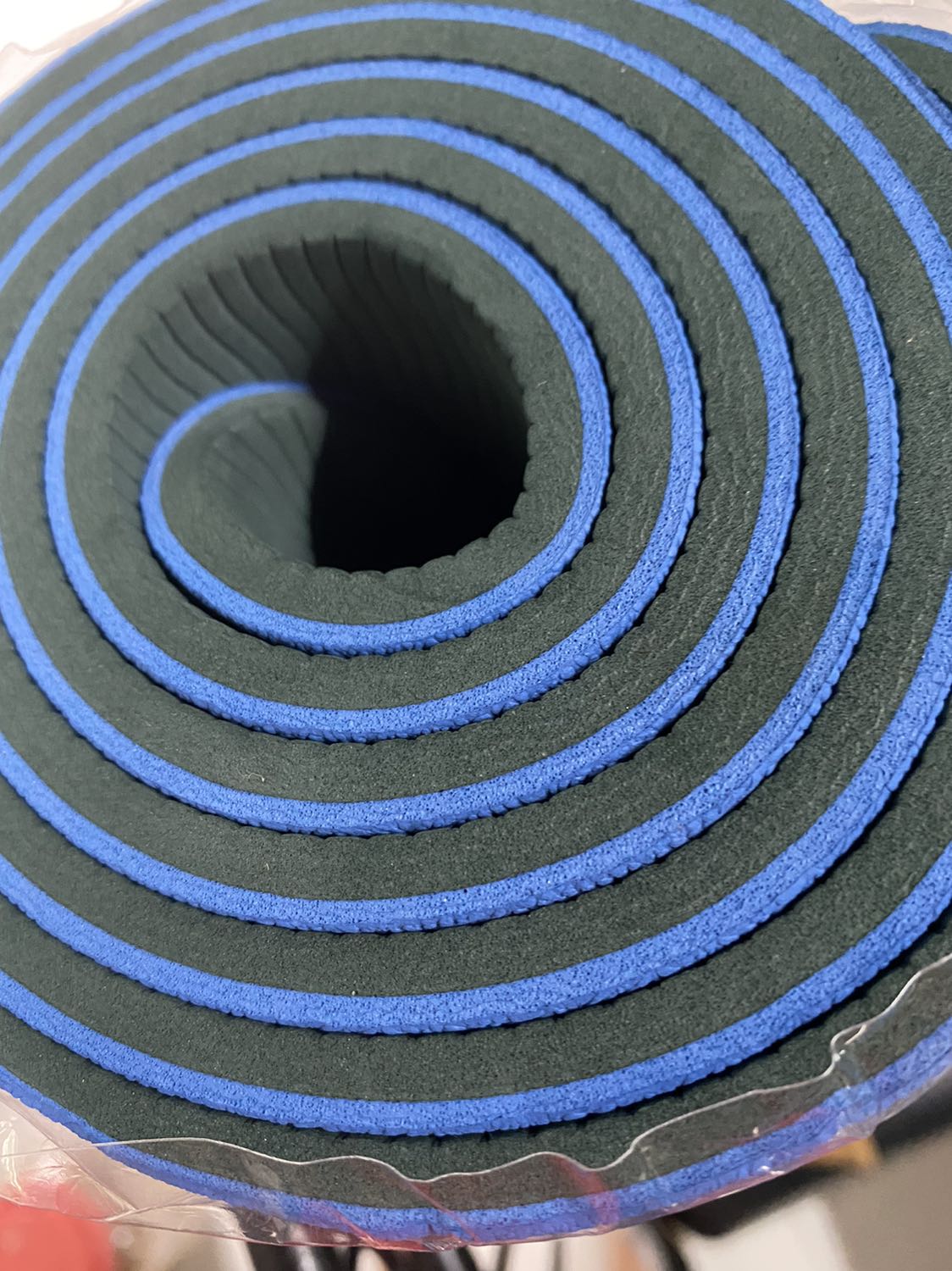 Đóng gói, thảm cũng được, dày chắc không được 6mm đâu