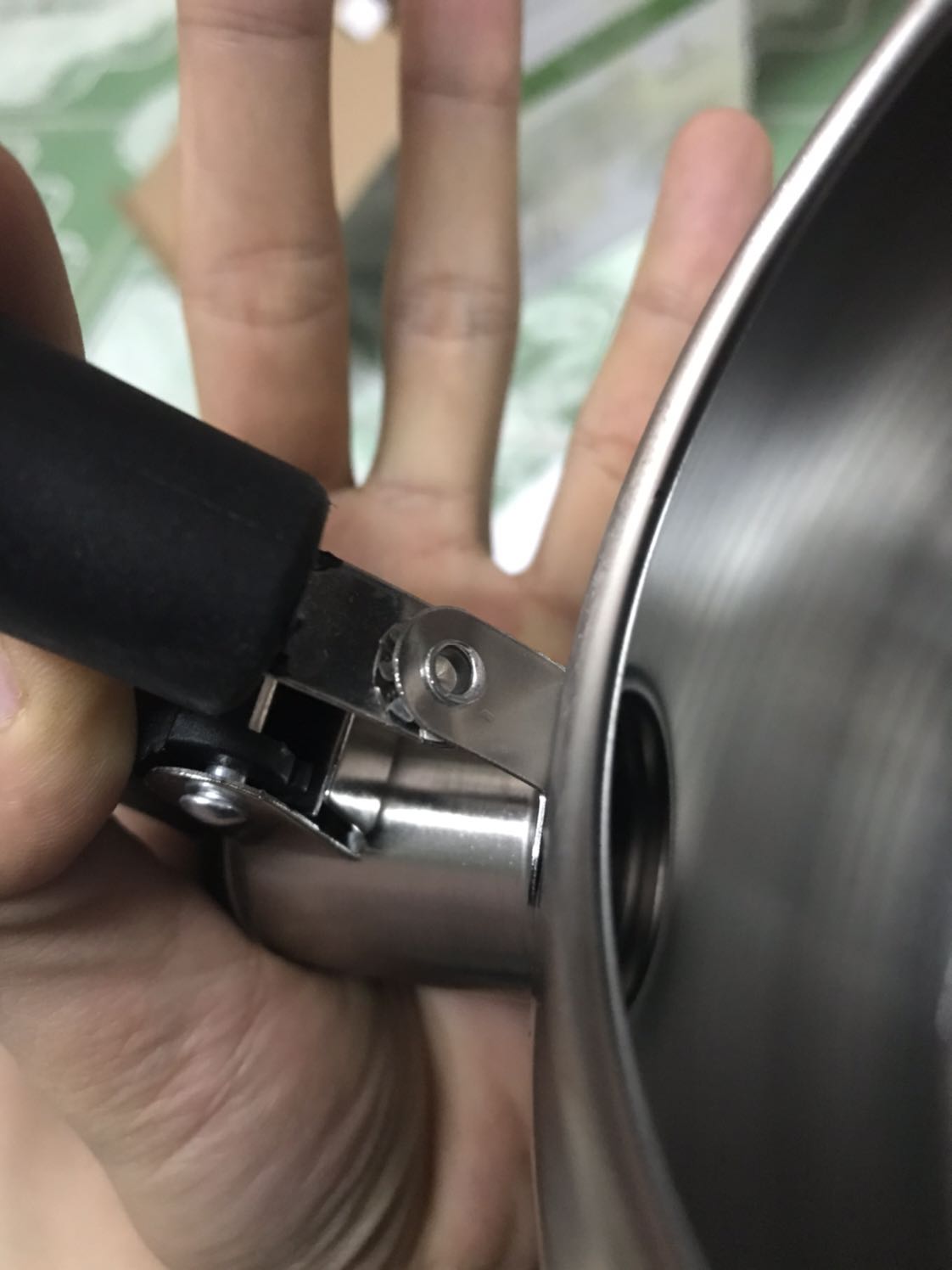 Sản phẩm nhỏ xíu, 2.5l nhưng chỉ nên dùng ở mức 2l thôi, bạn nào nhiều nhu cầu hơn thì nên chọn size khác. 
Chất khá mỏng, hi vọng dùng không bị vấn đề gì, đựng nước nóng nên cũng hơi sợ. 
Smartcook là 1 thương hiệu con của Elmich nhé, hi vọng là chất lượng được như đồ của Elmich