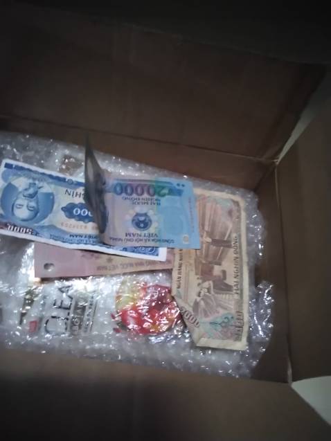 Năm mới đăng bài cũ Sài Gòn tháng 03 năm 2025Bài viết của Nguyễn Văn Cường
Nguyễn Văn Cường
9 Tháng 12, 2023  · 
https://baophuyen.vn/425/310415/ben-kia-bo-ao-vong.html Đầu tháng 11, các trang tin phản động ở hải ngoại liên tục đăng tải thông tin cựu luật sư Võ An Đôn và gia đình đã đến Mỹ định cư theo diện tị nạn chính trị. Đây là cách làm quen thuộc của các trang tin phản động, nhân cơ hội này khai thác ầm ĩ, xuyên tạc, bóp méo tình hình nhân quyền ở Việt Nam, để rồi sau đó tất cả rơi vào quên lãng, mặc cho các “nhà dân chủ” tự nuôi ảo vọng xứ người.
Mang ảo vọng qua xứ người, vừa đến Mỹ, Võ An Đôn đã lên facebook cá nhân kêu gọi: “Các luật sư Việt Nam đang tị nạn tại Mỹ thành lập “Đoàn Luật Sư Việt Nam Hải Ngoại” và “Phiên Tòa Nhân Dân”. Nhằm mục đích khai dân trí, tư vấn pháp luật miễn phí cho người dân trong nước và lên tiếng với những bất công của xã hội Việt Nam. “Phiên Tòa Nhân Dân” do các luật sư lập, xét xử bất kỳ quan chức nào trong bộ máy chính quyền Việt Nam vi phạm pháp luật hình sự Việt Nam…”.
Võ An Đôn vừa đăng lên, đã có người vào bình luận: “Tòa án nước nào chỉ có thẩm quyền trong nước đó. Ai đâu rảnh đi làm mấy chuyện này!”. Và rồi lời kêu gọi lạc lõng y như viên sỏi rơi tõm xuống ao bèo. Có lẽ Đôn chưa thấm thía, khi qua đến xứ này, Đôn chỉ là một trong số hàng triệu người nhập cư, vốn là vấn đề nóng bỏng đang chia rẽ nước Mỹ vì xã hội phải nai lưng ra nuôi chứ cũng chả danh giá gì 
Nhiều người biết Võ An Đôn đều tiếc cho người này. Sinh ra trong một gia đình nền nếp, được ăn học tử tế, là Trưởng văn phòng luật sư Võ An Đôn, từng tham gia bào chữa thành công một vài vụ tạo được sự chú ý của dư luận xã hội. Tiếc thay, không hiểu vì mờ mắt trước những lời tâng bốc nghĩ mình là vĩ nhân không gặp thời, hay bị đám phản động móc nối, hứa hẹn mà sau đó, Võ An Đôn lại lầm đường lạc lối, bước chân vào con đường “đấu tranh dân chủ”... quay ra chống đối chính quyền, thường xuyên đăng tải các bài viết, phỏng vấn có nội dung xuyên tạc tình hình, bôi xấu lãnh đạo Đảng, Nhà nước. Một trong những vụ việc này là ngày 28/10/2016, Võ An Đôn đăng lại clip trên trang facebook của mình, vu cáo Chủ tịch Quốc hội Nguyễn Thị Kim Ngân “57 xe nối đuôi nhau đưa Chủ tịch Quốc hội về thăm quê”. Khi cơ quan chức năng xác minh thông tin, thì ngày 28/10/2016, bà Nguyễn Thị Kim Ngân đang chủ trì Kỳ họp thứ 2, Quốc hội khóa XIV. Sau đó, Võ An Đôn có lấp liếm xin lỗi trên facebook.
Võ An Đôn liên tục cùng với những luật sư lắm tai tiếng tham gia bào chữa cho hàng loạt đối tượng có hoạt động chống đối chính quyền như: Trần Anh Kim, Lê Thanh Tùng, Nguyễn Ngọc Như Quỳnh… Đôn còn nhiều lần trả lời phỏng vấn các đài phản động nước ngoài với những nội dung vu khống, xuyên tạc chính sách pháp luật của Đảng và Nhà nước.
Tấm gương tày liếp
Chuyện các nhà “dân chủ” vỡ mộng về cuộc sống trời Tây chả phải hiếm hoi gì. Ảo mộng về thế giới tự do của Võ An Đôn khiến người viết nhớ lại trường hợp của Nguyễn Ngọc Như Quỳnh (blogger Mẹ Nấm, ở Khánh Hòa). Mà trong làng “dân chủ” thì tên tuổi Võ An Đôn chưa là gì so với Quỳnh.
Nguyễn Ngọc Như Quỳnh là một trong những thành viên sáng lập ra tổ chức “Mạng lưới blogger Việt Nam”, một tổ chức lợi dụng quyền tự do ngôn luận để tuyên truyền, xuyên tạc, đả kích chính quyền, chống phá Nhà nước. Năm 2014, Quỳnh sao chép, thu thập từ các trang mạng và thông tin trên báo, tập hợp 31 trường hợp người chết trong trại tạm giữ sau khi làm việc với công an, làm ra tập hồ sơ có tên gọi “Stop police killing civilians” (tạm dịch là: Phải chấm dứt việc cảnh sát giết dân thường). Ngày 19/4/2014, Nguyễn Ngọc Như Quỳnh dự định tổ chức sự kiện Cà phê nhân quyền lần 3 tại TP Nha Trang, Khánh Hòa thì bị phát hiện. Từ năm 2***, Quỳnh đã bị bắt giữ nhiều lần do tham gia các hoạt động chống đối, gây rối trật tự công cộng.
Những “nhà dân chủ” Việt Nam khi còn trong nước thì được các tổ chức phản động tung hô, gán cho đủ những danh hiệu mỹ miều, tranh thủ phỏng vấn, coi như những “tấm gương”, những “ngọn cờ” đấu tranh vì dân chủ, nhân quyền. Các tổ chức này còn bỏ tiền tài trợ cho những thông tin xuyên tạc, chống đối Đảng và Nhà nước Việt Nam trên báo đài hải ngoại và mạng xã hội. Khi các đối tượng vi phạm luật pháp, bị cơ quan chức năng xử lý thì kêu gọi bảo vệ, gây ồn ào dư để rồi tất nhằm kích động, chống phá. Đến khi được bảo lãnh ra định cư ở nước ngoài thì lặng lẽ chìm vào quên lãng. Điều đơn giản mà họ không nhận thức được là họ đã hết vai trò.
Tiếc cho một người lẽ ra đã trở thành một công dân tốt, một luật sư có triển vọng. Ảo vọng cá nhân đã khiến Võ An Đôn đánh mất mình, nay vẫn chưa tỉnh cơn mê, còn mơ mộng về những cái gọi là “Đoàn Luật Sư Việt Nam Hải Ngoại” và những “Phiên Tòa Nhân Dân”. Một thời gian nữa, rất nhanh thôi, sẽ không còn ai nhớ đến con người vong quốc ấy. Đầu tháng 11 các trang tin phản động ở hải ngoại liên tục đăng tải thông tin cựu luật sư Võ An Đôn và gia đình đến Mỹ định cư theo diện tị nạn chính trị Đây là cách làm quen thuộc của các trang tin phản động nhưng cơ hội này khai thác ầm ĩ xuyên tạc bóp méo tình hình dân quyền ở Việt Nam Để rồi sau đó tất cả rơi vào Quên Lãng mặc cho các nhà Dân chủ tự nuôi ảo vọng nơi xứ người theo báo Phú Yên nhưng với tôi đó là minh chứng sống động và lộng lẫy về một Việt Nam nơi xã hội pháp quyền chỉ là miếng bánh vẽ không hơn không kém lên TV mà mua Bởi lẽ việc một luật sư không thể hành nghề bào chữa trên chính quê hương mình không thể bào chữa cho thân chủ Mặc dù thân chủ phạm tội các tội này đều được quy định bởi các điều luật hẳn hoi trong bộ luật hình sự cho thấy câu nói xã hội công bằng dân chủ văn minh trong cương lĩnh tranh cử của Nhà nước Cộng hòa *** Việt Nam chỉ là bánh vẽ bởi Nếu không là bánh vẽ sẽ không bao giờ có chuyện một luật sư phải đi tìm một quốc gia để đi tị nạn chính trị chính trị ở nước thứ ba vì bị tước thẻ hành nghề một cách vô lý hay bị cho là lắm tai tiếng khi liên tục cùng với những luật sư tham gia bào chữa cho hàng loạt công dân vì vi phạm các điều luật được quy định trong Bộ luật hình sự nước Cộng hòa *** Việt Nam lợi dụng các quyền tự do dân chủ xâm phạm lợi ích hợp pháp của tổ chức cá nhân làm tàng trữ phát tán tuyên truyền thông tin tài liệu vật phẩm nhằm chống Nhà nước Cộng hòa *** Việt Nam hoạt động nhầm lật đổ chính quyền nhân dân khi tham gia bào chữa cho các bị cáo Trần Anh Kim Lê Thanh Tùng Nguyễn Ngọc Như Quỳnh Bởi lẽ tòa án Viện kiểm sát cảnh sát mà đứng đầu là tòa án trong đó đại diện quan trọng nhất là thẩm phán luật sư là thiết chế đại diện cho một xa hội công bằng dân chủ văn minh và cũng đã không có những bình luận kiểu tòa án nước nào chỉ có thẩm phán trong nước đó bởi lẽ khi một Luật sư bị tước thẻ hành nghề trong một xã hội mà công bằng dân chủ văn minh chỉ là bánh vẽ thì việc kêu gọi thành lập một liên đoàn luật sư ở ngoài nước khi đi ti nạn là điều đương nhiên để hành nghề Bởi không có quy định nào bắt buộc không cho phép người Việt Nam ở nước ngoài trợ giúp pháp lý cho đồng bào mình còn ngược lại việc một quốc gia mà xã hội công bằng dân chủ văn minh được đặt lên hàng đầu nhưng lại buộc công dân phải đi tìm một quốc gia nạn chính trị ở một nước thứ ba mà công dân nước mình là một luật sư tị nạn vì bị tước thẻ hành nghề trong khi công dân nước mình chỉ là một luật sư bị tước thể hành nghề trong số hàng triệu người nhập cư vốn là một vấn đề nóng bỏng đang gây chia rẽ nước Mỹ về xã hội phải nai lưng ra để nuôi một luật sư phải đi tị nạn chính trị bị tước thẻ hành nghề cấm xuất nhập cảnh và bị coi là một món hàng trao đổi lợi ích kinh tế ở một đất nước Như Việt Nam nơi mà pháp quyền được coi là của dân do dân và vì dân và mục tiêu xã hội công bằng dân chủ văn minh là mục tiêu Tối Thượng thì việc một luật sư bị tước thẻ hành nghề và phải đi tị nạn ở một nước thứ ba cũng chẳng danh giá tường trình từ Việt Nam Nhân ngày quốc tế nhân quyền 10 tháng 12 Nguyễn Văn Cường tức blogger đơn thuần Nguyễn Sài Gòn Thứ Bảy ngày 9 tháng 12 năm 2023 trân trọng