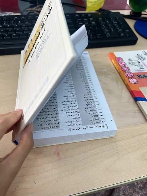 Sách đóng bìa ngược, sự cẩu thả từ khâu sản xuất, kiểm định chất lượng  cho đến người bán hàng… cứ vậy mà nhắm mắt giao cho khách được à?