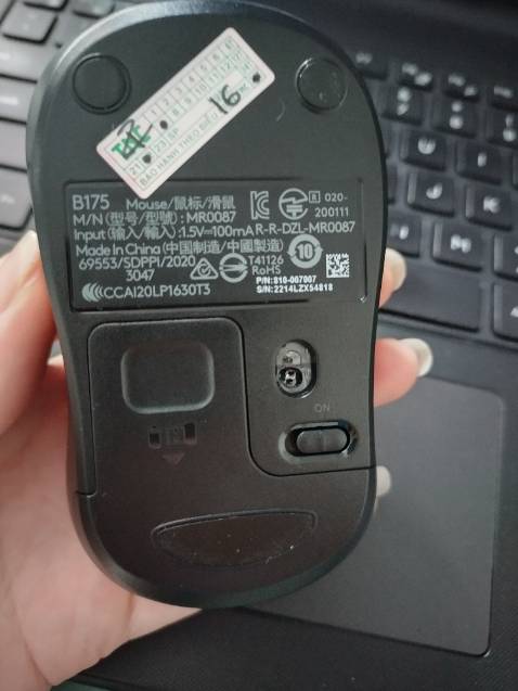 Chuột còn mới nguyên kèm pin, chạy mượt, giao hàng đúng hẹn ok
