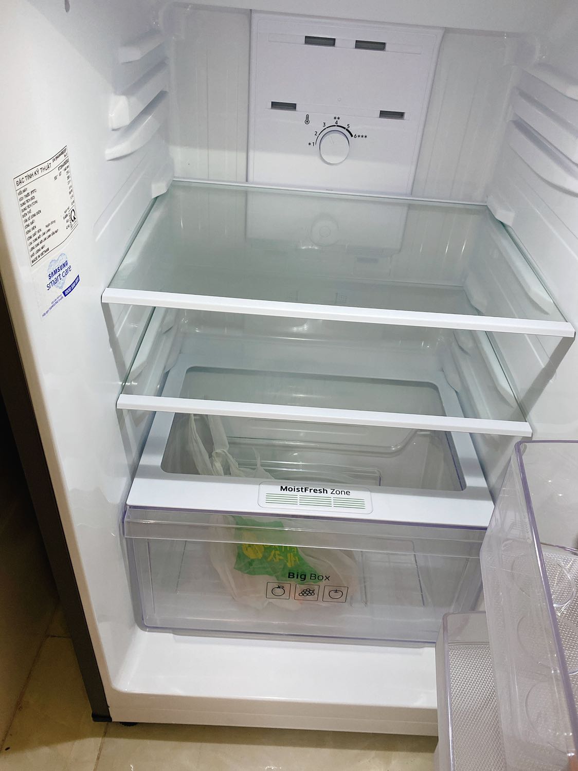 Mình bị hư tủ lạnh đột ngột nên cần mua tủ mới dự trữ thức ăn cơ mà mình cũng sắp chuyển trọ nên có gọi cho Tổng đài nhờ hỗ trợ lùi ngày và giao địa điểm khác trong quận và cũng gần đó luôn nhưng Hỗ trợ viên báo không được đổi địa điểm vì trên hệ thống đã ghi nhận rồi :((( Ấy vậy mà shipper có hỗ trợ mình giao tại điểm khác luôn nha mn, may mắn ghê gớm. Cám ơn shipper nhiều! Đóng gói kỹ càng, vận chuyển không móp méo gì cả. Tủ lạnh đẹp, màu đen kính rất sang. Ngăn đá có hộp đựng và lấy đá rất tiện lợi. Tiếng máy kêu thì ban ngày không nghe đâu, cảm giác chạy êm, đêm yên ắng thì nghe rõ rè rè nha =)) Còn bảo hành thì chưa rõ lắm, nhờ Tiki thông tin ạ!