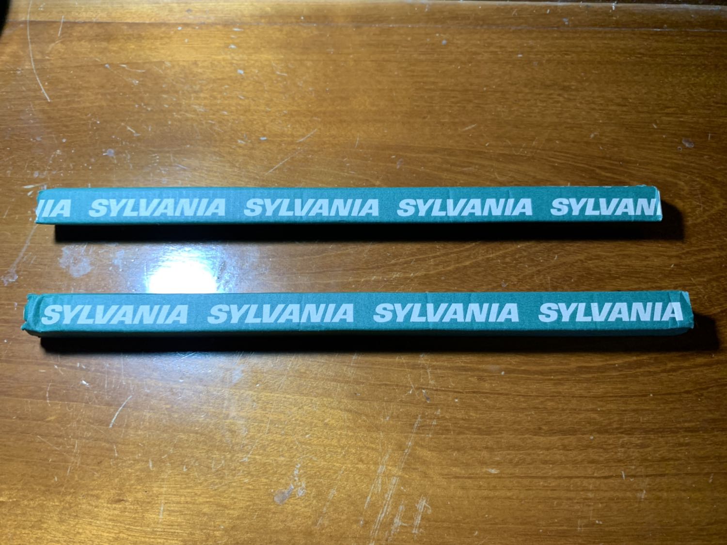 Tôi rất thất vọng về việc người bán sản phẩm này cung cấp thông tin không minh bạch.

Cụ thể: Bóng đèn diệt côn trùng 8W này được giới thiệu là bóng đèn thương hiệu Đại Sinh, xuất xứ nhập khẩu trực tiếp từ Hà Lan. Tuy nhiên, bộ 2 bóng đèn mà tôi nhận được khi đặt mua lại có tên thương hiệu là Sylvania, và trên bóng đèn lại ghi là Made in Germany, nghĩa là Sản xuất tại Đức. Vậy nghĩa là sản phẩm này không hề có xuất xứ Hà Lan. 

Nếu là bóng đèn Made in Germany thật thì đương nhiên là rất tốt. Tuy nhiên, địa chỉ website ghi trên bóng đèn là "www.havells-sylvania.com" lại là 1 địa chỉ website không có thật, không hề truy cập được. Vì thế, tôi rất nghi ngờ về việc bóng đèn này có sản xuất tại Đức thật không?

Như vậy, rõ ràng là có sự gian dối trong việc cung cấp thông tin về sản phẩm.

Theo quan sát của tôi, gía bán của sản phẩm này cao hơn rất nhiều loại bóng đèn diệt côn trùng khác trên thị trường. Khi tôi mua sản phẩm combo 2 bóng đèn này, giá bán là 2*** VND (chưa tính phí vận chuyển) - hiện tại thì giá thậm chí đã tăng lên 249.000 VND. 

Tuy nhiên, mặc dù giá cao, tôi vẫn quyết định mua sản phẩm này vì tôi tin tưởng đây là sản phẩm Hàng chính hãng Hà Lan (theo như giới thiệu). 

Tôi vô cùng thất vọng.