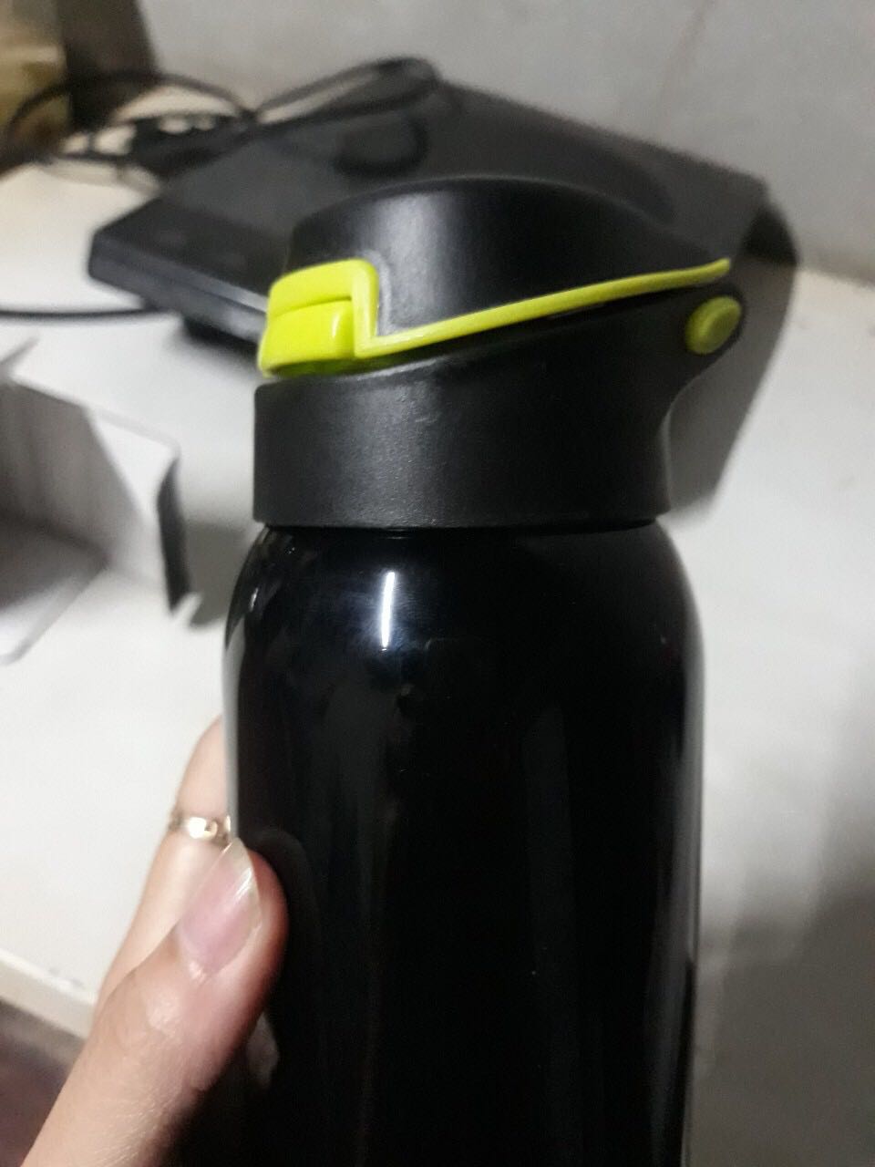 Thấy một bạn review bình của bạn có thương hiệu bình.
Thấy đề hàng chính hãng, nhưng nhận được bình nước cực kỳ thất vọng, không có tên nhãn mác gì quanh bình, nắp bình hơi hở. Giờ mình muốn trả lại hàng thì làm cách nào ạ!