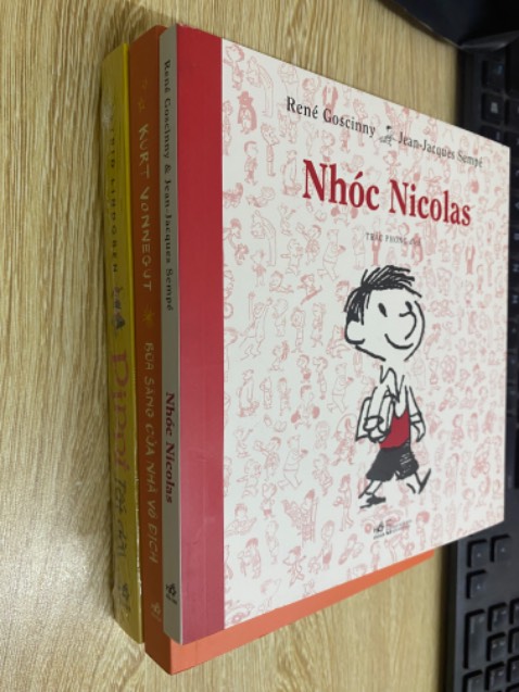 Quyển này màu cam nên Tiki bảo quản bị bụi là vết bẩn két vào bìa ngay, mình lau mấy lần cũng tạm ổn