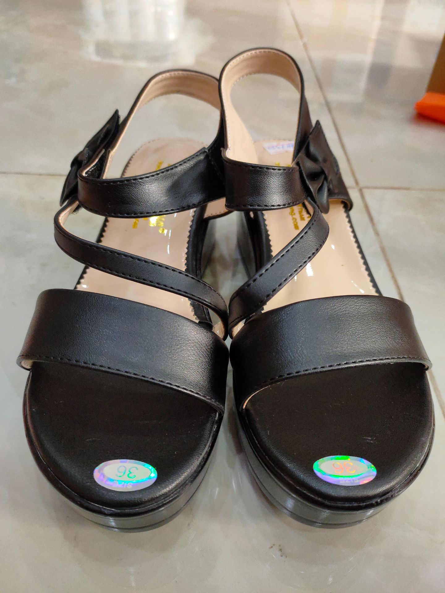 Giày đẹp... giống hình... Mang cũng êm chân...Rất thích