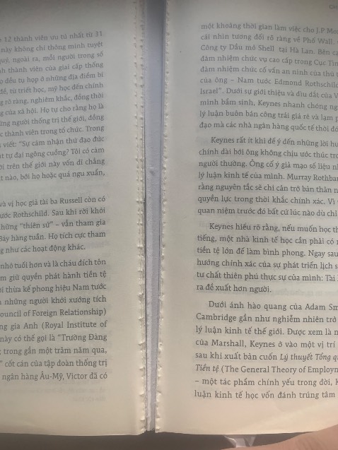 Nội dung sách rất hay, nhiều thuật ngữ và khái niệm liên quan đến kinh tế và thích hợp cho người mới như mình. Tuy nhiên bản in không được chất lượng cho lắm, đóng lệch nên chữ cũng hơi nghiêng mà lại còn bị tách rời như hình