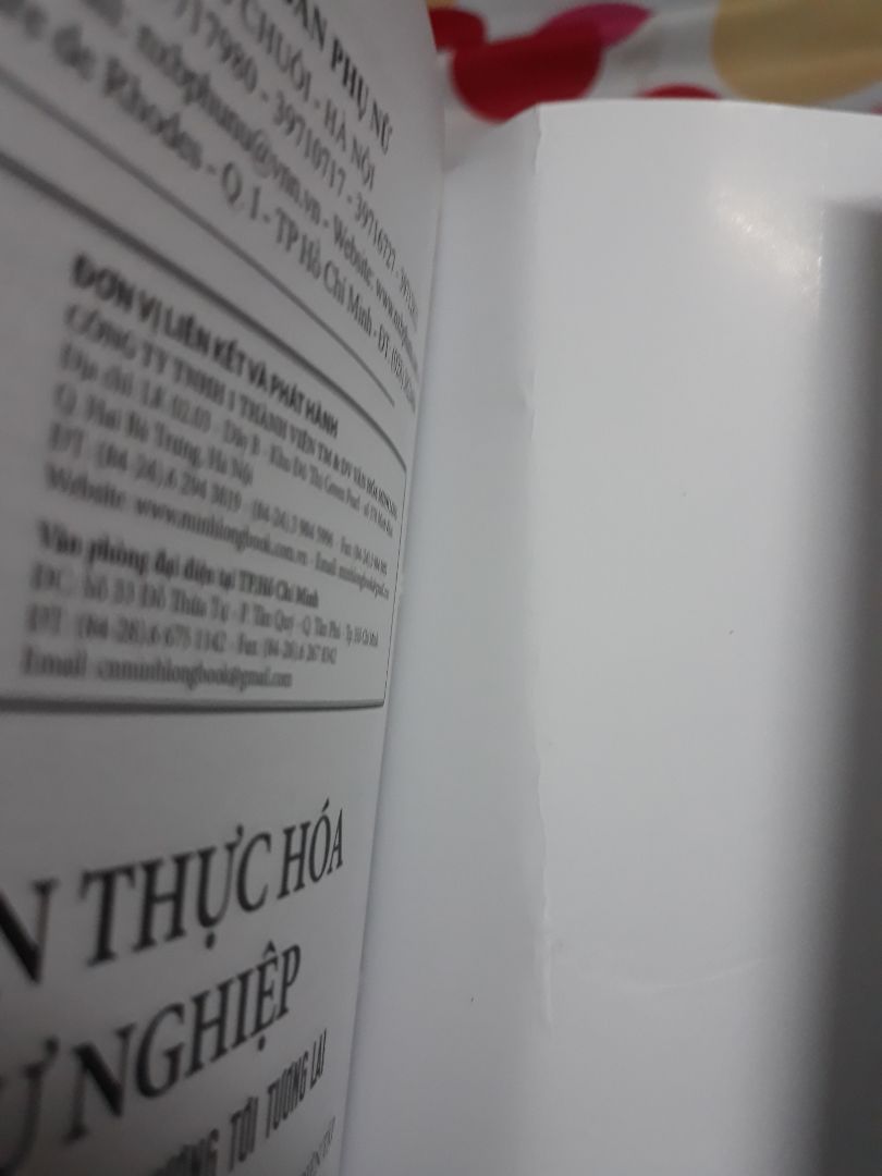 sách rất mới nhưng bìa phía sau bị gấp lại trông rất xấu giống như sách đc bọc bookcare nhưng tháo ra nên bẻ cong bìa bị gấp muốn rách bên trong luôn=(((