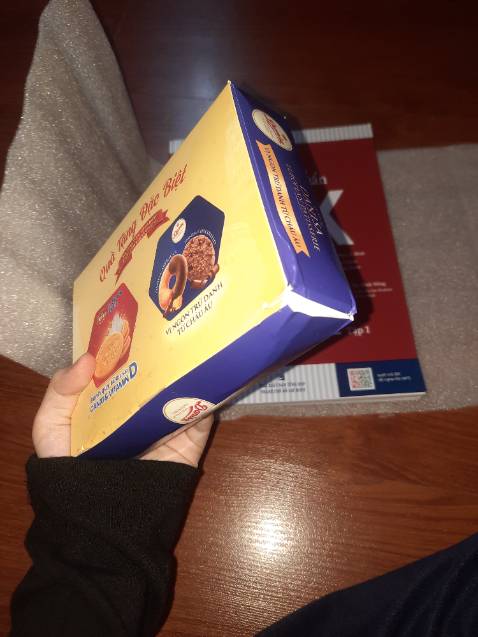 Cảm giác gói hơi sơ sài phần bánh tặng kèm bị vỡ thành vụn hết r á:( nhunge sách đẹp ko bị in lỗi ổn nha