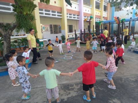 Sản phẩm đẹp như hình. Bé rất thích dùng. Từng mua cái có thang trèo lên gần 300k mà bé ko chịu sử dụng. Nên mua nha mọi người Sản phẩm đẹp như hình. Bé rất thích dùng. Từng mua cái có thang trèo lên gần 300k mà bé ko chịu sử dụng. Nên mua nha mọi người