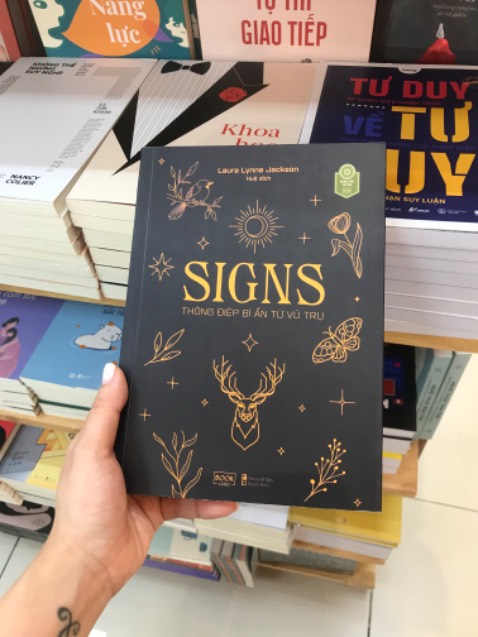 Mình thấy cuốn này tình cờ trong một góc khuất ở nhà sách, lôi nó ra và lập tức thấy thích liền, nên về nhà lên tiki đặt giao 2h. Hay nha mấy bạn