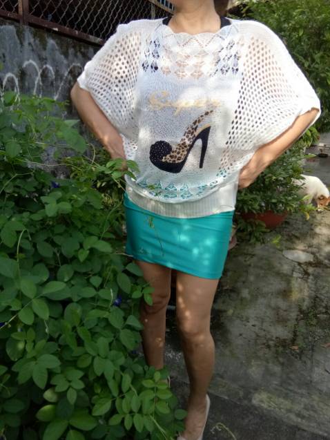 Áo lá được tặng kèm nhưng chất đẹp, được đóng gói cẩn thận.  Mình mặc áo với đầm ôm nên không cần mặc áo lá nhưng nói chung rất vui vì được tặng kèm. Áo len thì y như hình chụp, mình 50kg mặc vừa vặn, vì len co dãn nên có lẽ ai mập hơn mặc cũng vừa, tay áo cánh dơi xòe rộng nên khi cử động rất thoải mái.. Nói chung là hình thêu nào cũng đáng yêu nên làm mình hơi bối rối khi chọn mẫu, thôi thì mua thêm 1 cái nữa cho thỏa mong ước.