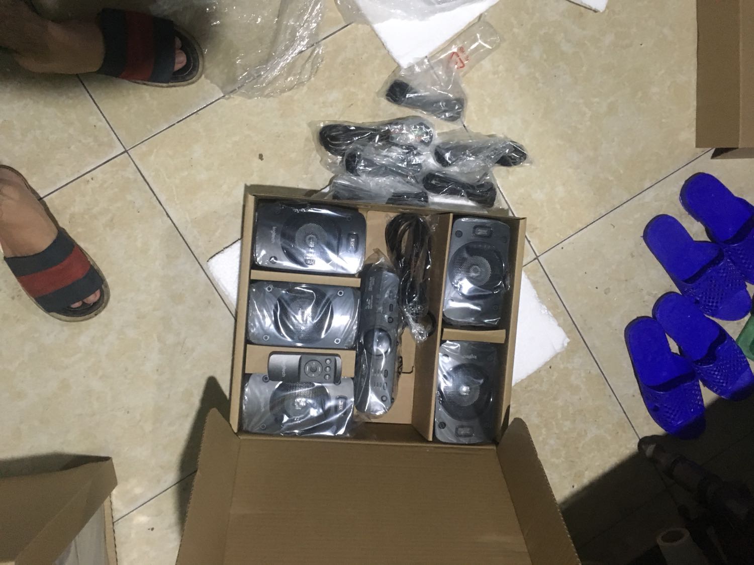 Đặt hàng 19h tối hôm trc 10h30 trưa hôm sau nhận đc hàng luôn. Quá nhanh quá nguy hiểm, tiki đóng gói bảo quản rất là ok... Ngồi hí hoáy tiếng đồng hồ mới sắp sếp từng vị trí loa một sao cho hợp lý, cuối cùng là *** nghe phê *** lồi. Đắn đo suốt 6 tháng rồi mới giám mua đấy ^.^ Đáng đồng tiền lắm, cho tiki 5 sao về độ quá nhanh quá nguy hiểm ???