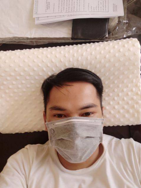 Nằm thử rất êm, sướng lắm cả nhà ạ! Trải nghiệm là thấy hào hứng đấy, giá thì rẻ mà nằm khá thoải mái, độ đàn hồi 4 chiều rất tốt, ai nằm cũng ok, rất hợp mua cho bme, gối đầu cho các cụ dễ ngủ! tôi thích màu trắng, mà màu xanh dương hoặc màu hồng cũng rất đẹp! Sản phẩm nói chung là ưng ý! 
góp ý 1 chút sản phẩm hơi mùi nhựa cao su 1 chút, phải cởi bỏ cái áo gối đi giặt, để lõi 1 lúc bên ngoài thì hết, nói chung không đánh kể!
Shipper đợt này giao hơi lâu! Nhưng tôi vẫn cho 5 sao, vì đánh giá sp chứ không đánh giá dịch vụ của Tiki! ủng hộ shop