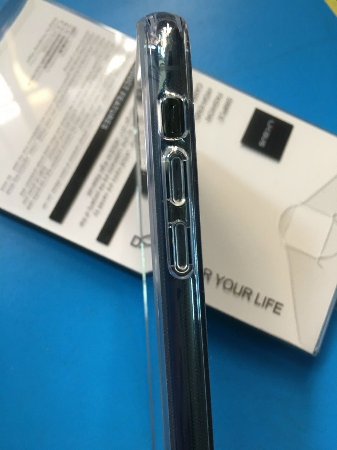 Ốp iPhone 11 pro max. Cực kỳ hài lòng, ốp trong suốt,các nút bấm nhẹ nhàng,các lỗ đúng thiết kế đt. Đóng gói cẩn thận,giá cả hợp lý. Giao hàng nhanh