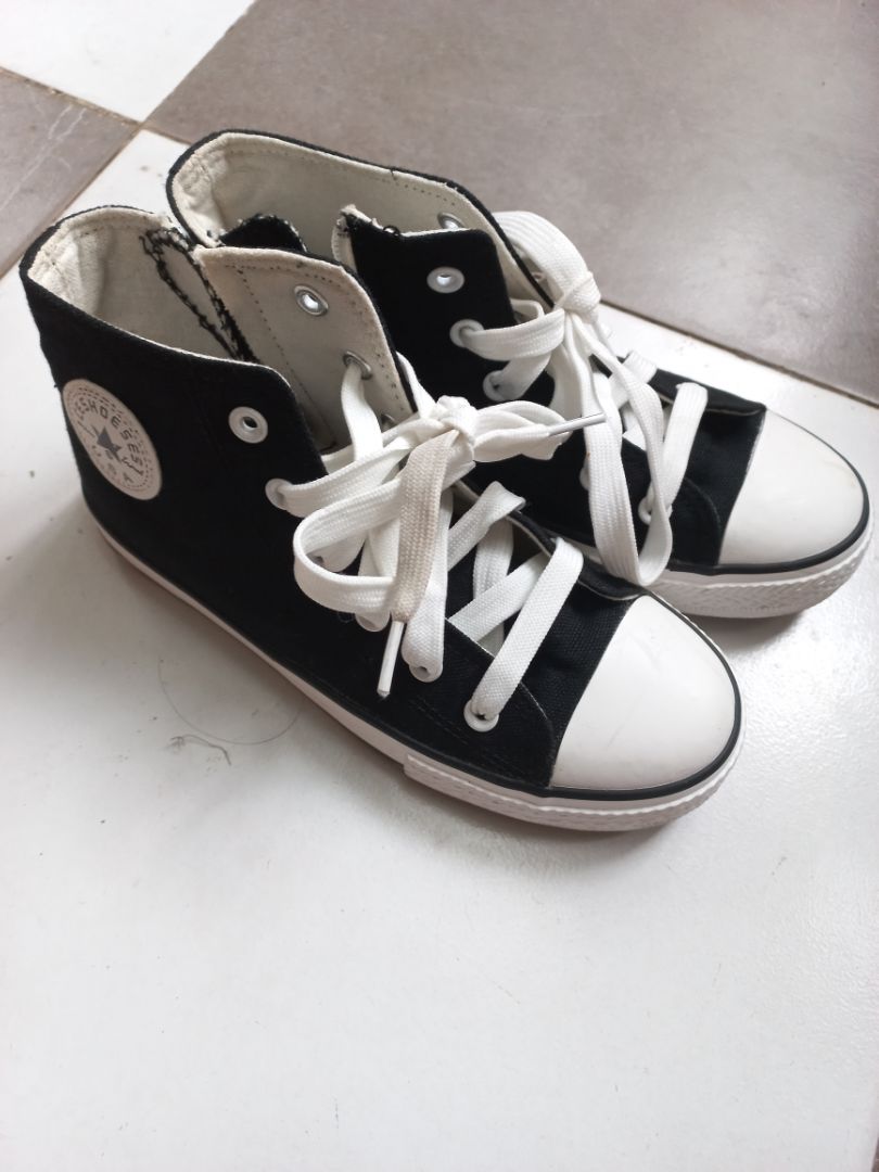 Mua 1 thời gian dài, đi rất em chân. Mãu mã rất đẹp và bển.Dhop giao hàng siêu nhanh⭐️⭐️⭐️⭐️⭐️⭐️⭐️⭐️⭐️⭐️