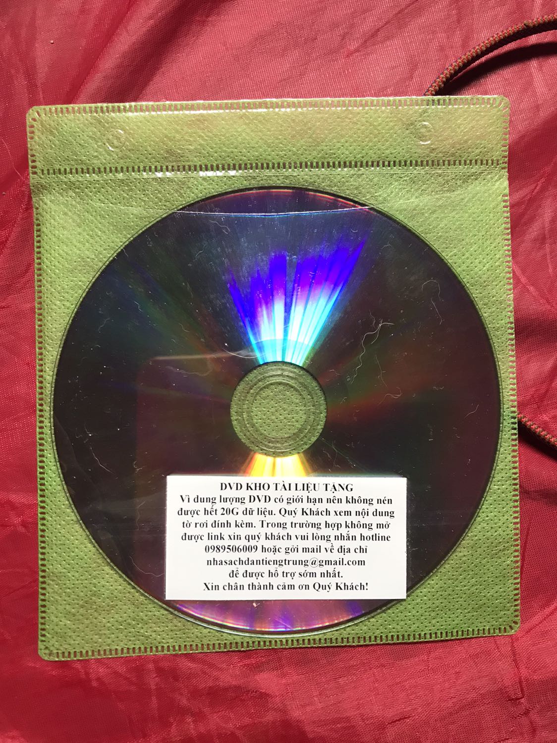 Shop giao hàng đầy đủ , gói hàng có cả CD tặng kèm, sách có lỗi sai nhưng k đáng kể .