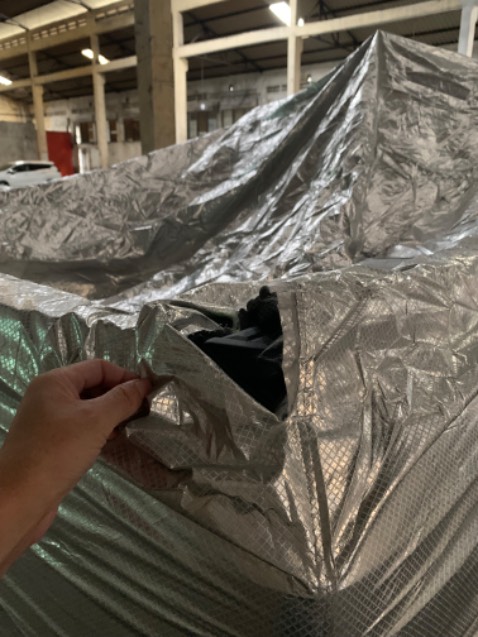 Bạt mua size lớn nhất cho xe Ford Ranger, nhưng chỉ vừa phần đầu, phàn đuôi ko vừa, phải mở khoá bên hông ra nhưng vẫn không phủ đc thùng xe, trong khi đó thì chỉ may rất kém, vừa kéo nhẹ đã toạc đường chỉ ở góc (xem hình).