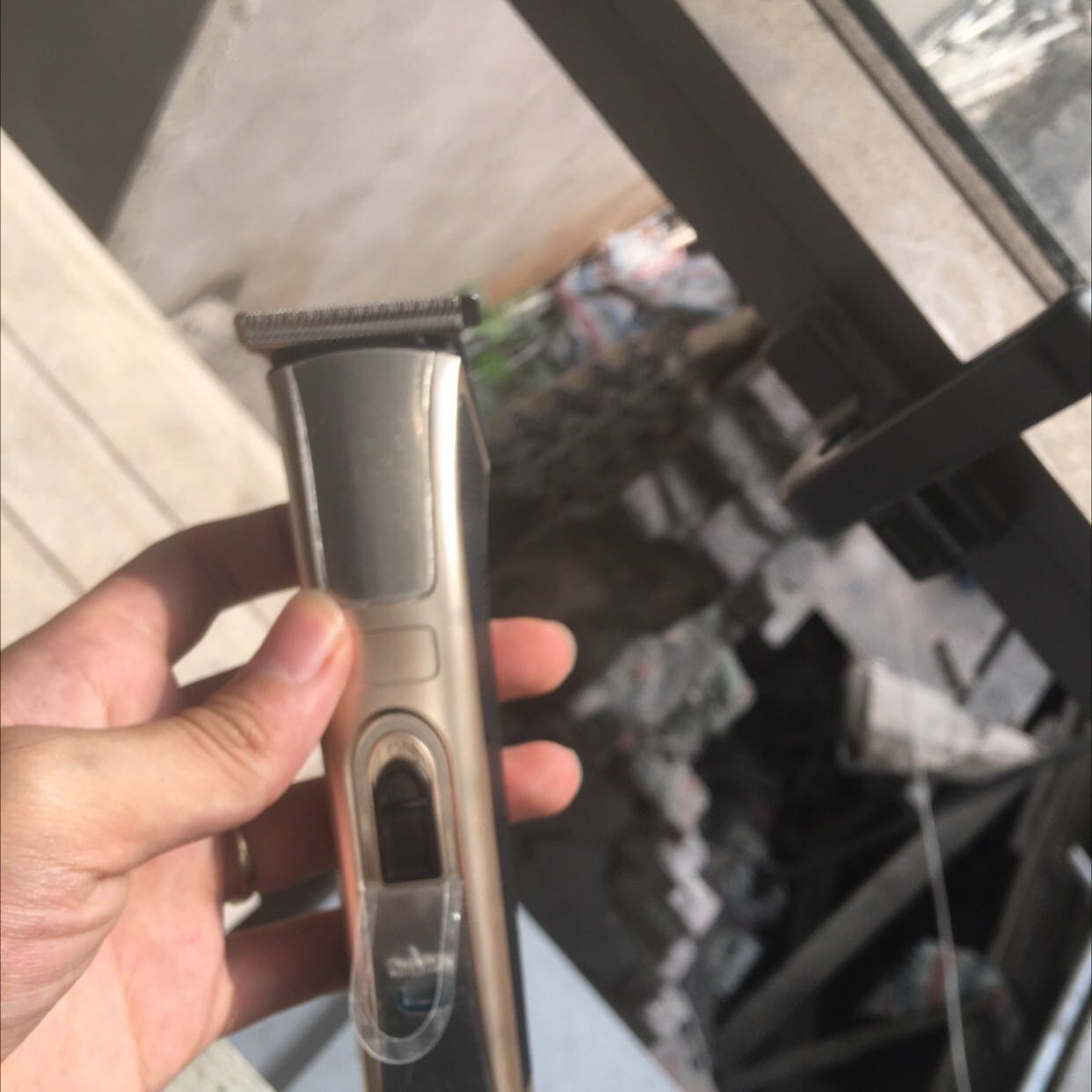 Sản phẩm tuyệt vời. Nhận hàng đầy đủ như shop quảng cáo. Máy cắt bén. Lưỡi sát cạo đầu trọc như mình rất thíhc