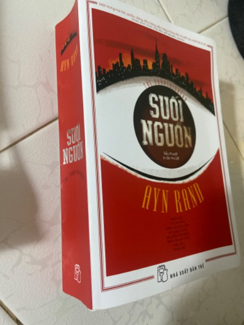 Cuốn này theo mình khá hay và lôi cuốn khúc đầu, ai mê kiến trúc nên đọc cuốn này. Ngoài ra cuốn này còn cho bạn một tầm nhìn mới về thế giới khác lạ, một thế giới ưu tiên cái tôi, vị kĩ nhưng ko xấu xa. Tác giả dự đoán thế giới đó đang ở tương lai. 
Cuốn sách dày nhất mà mình từng đọc. 1200 trang, đọc suốt 1 tháng trời kaka, 1 ngày đọc 2 buổi Cuốn này theo mình khá hay và lôi cuốn khúc đầu, ai mê kiến trúc nên đọc cuốn này. Ngoài ra cuốn này còn cho bạn một tầm nhìn mới về thế giới khác lạ, một thế giới ưu tiên cái tôi, vị kĩ nhưng ko xấu xa. Tác giả dự đoán thế giới đó đang ở tương lai. 
Cuốn sách dày nhất mà mình từng đọc. 1200 trang, đọc suốt 1 tháng trời kaka, 1 ngày đọc 2 buổi