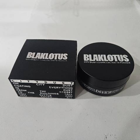 Đóng gói cẩn thận kỹ lưỡng. Hàng về nguyên vẹn
Hộp sáp quá đẹp
Mùi hương rất lạ lần đầu nghe mùi này luôn. Rất sang
Sáp gốc dầu có đất sét tạo độ khô mờ. Phù hợp cho nhu cầu giữ nếp lâu và khô như mình. Đúng bản chất thường thấy của gốc dầu là khó gội nhưng sau nước gội đầu, tóc vẫn vào nếp đẹp. Mình rất thích
Cảm ơn cskh của BLAKLOTUS nhắn tin hướng dẫn sử dụng sáp. Mình đã làm theo và hiệu quả, xoa đều sáp vào 3-4 đầu ngón tay rồi mới vuốt lên tóc khô ấm. Lên nếp rất  10đ tặng cái review