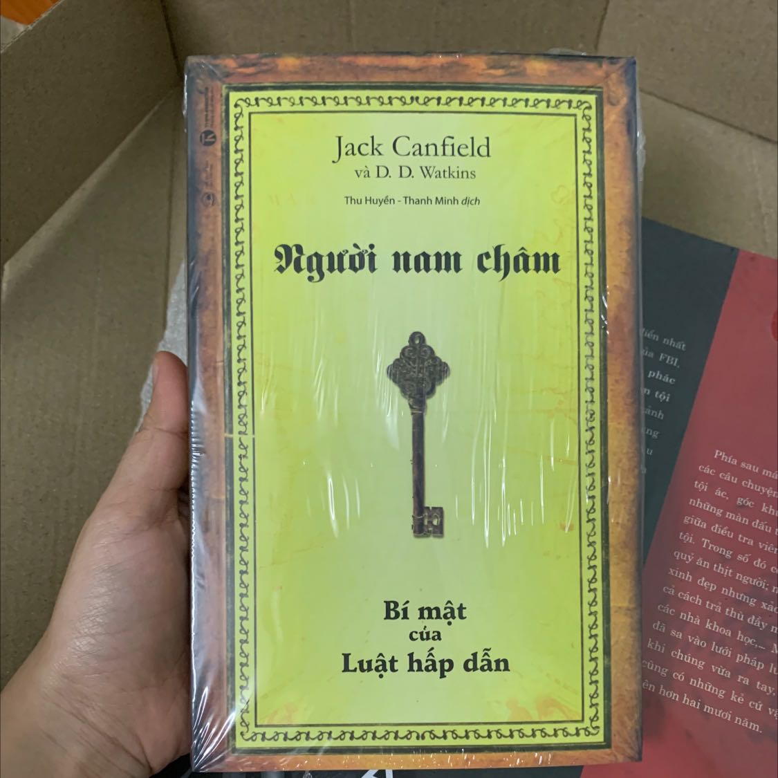 Đóng gói kỹ lắm luôn mình sách về tới tay vẫn còn nguyên vẹn không hề bị méo miếng nào🤣 hàng giao cũng cực kỳ nhanh❤️ Bởi vậy mua sách mình nghĩ đến Tiki đầu tiên, giao nhanh, shipper lịch sự, hàng hoá ít bị méo mó hoặc hầu như là không, giá cũng rẻ nữa💕💕💕 Cảm ơn Tiki rất nhiều.