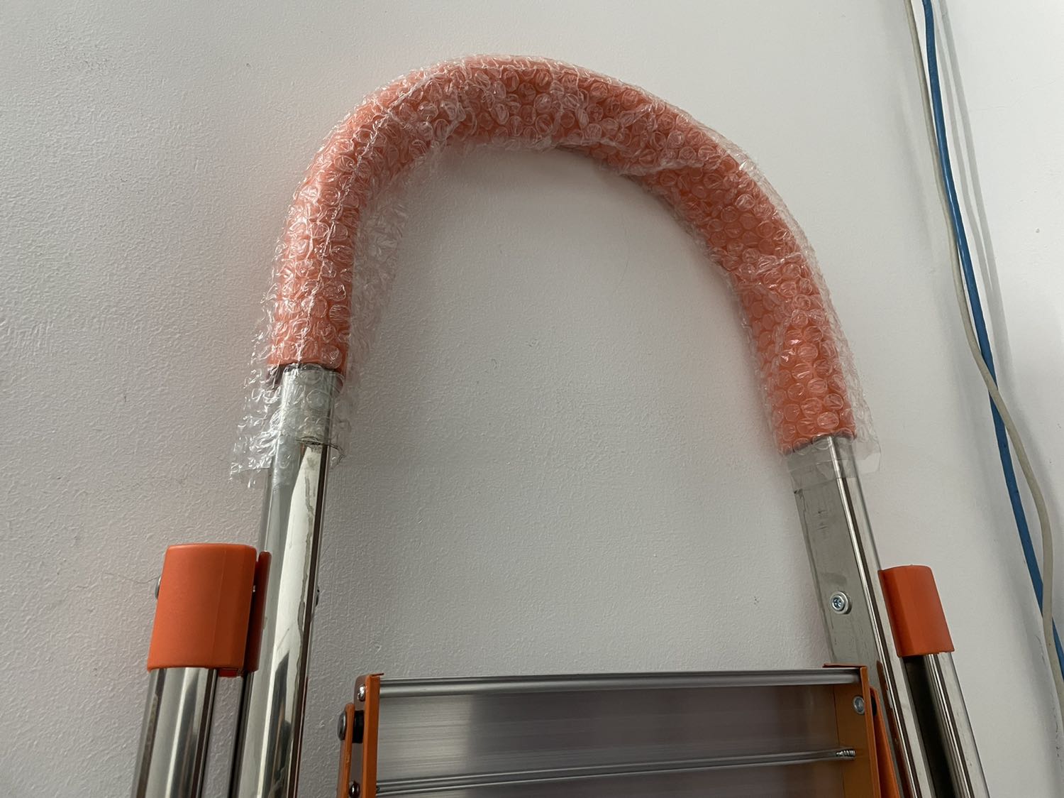 Thanh đúng như mô tả của shop, 6 bậc chắc sẽ phù hợp với đa số gia đình, thanh khá nhẹ nên cũng sẽ không vững như mong đợi, tuy nhiên các bậc thang sẽ giúp leo lên dễ dàng và không đau chân.
Shipper bên giao hàng của shop rất nhiệt tình, sản phẩm đến tay còn mới nguyên. 5 sao!!!