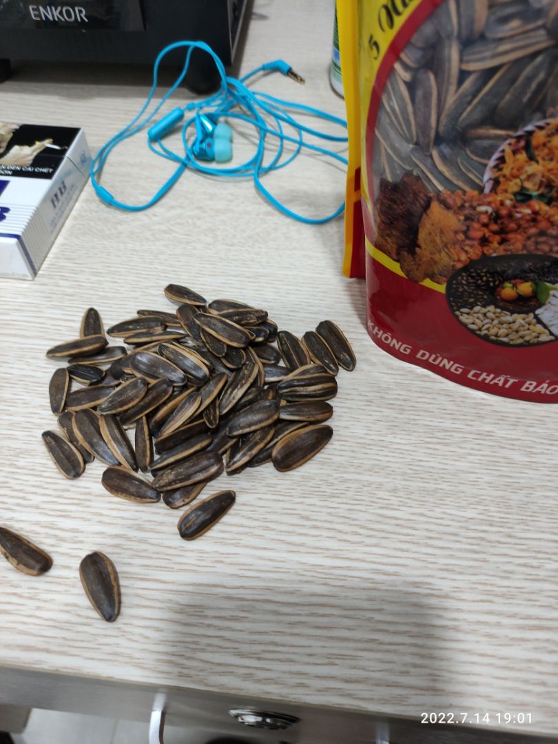 Đặt mua hạt không tẩm thì giao hàng tẩm,  đã vậy nhắn tin không trả lời,  hạt ăn thì lép mốc kém chất lượng